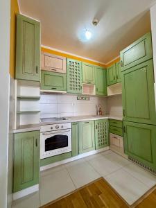 City Kvart Apartments - Steps Away from Shopping Mall Big Fashion