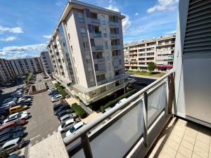 City Kvart Apartments - Steps Away from Shopping Mall Big Fashion