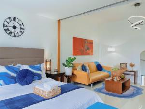 FREE Welcome Breakfast, BGC 1BR, 300Mbps Fiber, Steps to Mitsukoshi & Uptown, 14F