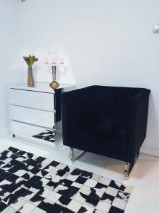 Cheerful 2 bedroom and lounge town house with free parking