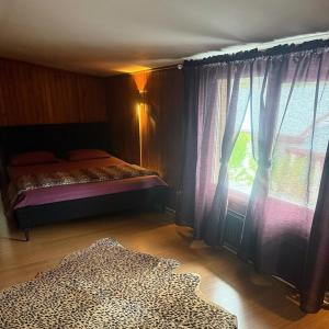 Cheerful 2 bedroom and lounge town house with free parking