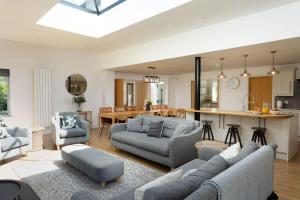Spacious Farmhouse for 16 Near York