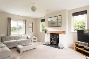 Spacious Farmhouse for 16 Near York