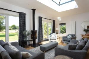 Spacious Farmhouse for 16 Near York