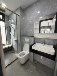 Luxury Entire House - 5BR - 5BA-Elevator , Sauna