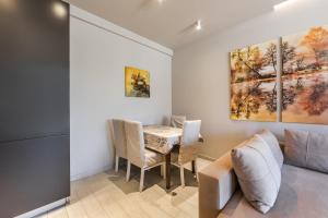 Aquamarine Poolside Apartment 1BR & Free Parking by PikHost