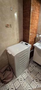 Boutique modern studio, free parking, wi-fi, tv, pool view, garden, quiet, security, 15 min walk to the sea