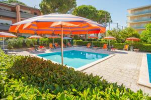 Trilocale fronte mare con piscina condominiale