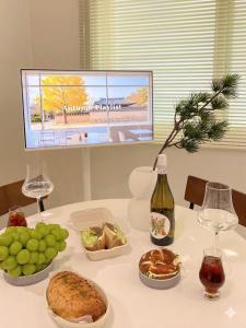 3 mins from Konkuk University Station, 10 mins walk from Seongsu Station