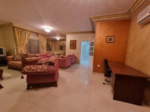 Lovely 2-bedroom Condo with indoor fireplace
