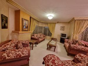 Lovely 2-bedroom Condo with indoor fireplace