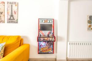 - LUJO - Parking, Maquina Arcade, Wifi y Netflix