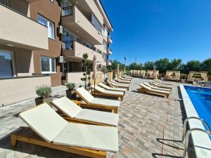 Apartment with pool