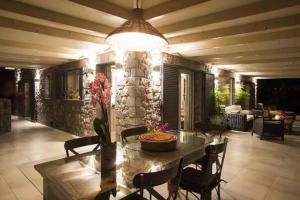 House Sleeps 6 with Private Pool