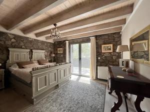 House Sleeps 6 with Private Pool