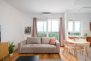 Okopowa Spacious Apartment by BookingHost