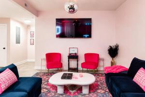 Pink Pony Club Retreat Near Vanderbilt Sleeps 6
