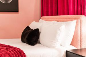 Pink Pony Club Retreat Near Vanderbilt Sleeps 6