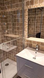 40m AC Studio with Balcony & Parking