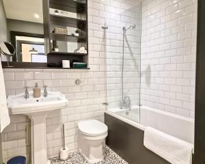 Chic Industrial Loft-Style Apartment, Central Leeds