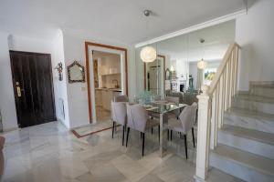 MARBELLA BANUS SUITES - Banús - Nueva Andalucía - Spacious 3BR - 2BA - Large Outdoor Terrace - Mountain Views - Pool - Covered Parking - Steps from Marbella Arena & La Sala - Ideal for Families