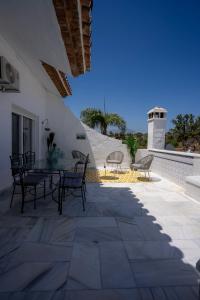 MARBELLA BANUS SUITES - Banús - Nueva Andalucía - Spacious 3BR - 2BA - Large Outdoor Terrace - Mountain Views - Pool - Covered Parking - Steps from Marbella Arena & La Sala - Ideal for Families