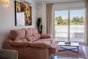 MARBELLA BANUS SUITES - Banús - Nueva Andalucía - Spacious 3BR - 2BA - Large Outdoor Terrace - Mountain Views - Pool - Covered Parking - Steps from Marbella Arena & La Sala - Ideal for Families