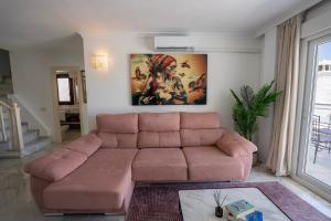 MARBELLA BANUS SUITES - Banús - Nueva Andalucía - Spacious 3BR - 2BA - Large Outdoor Terrace - Mountain Views - Pool - Covered Parking - Steps from Marbella Arena & La Sala - Ideal for Families