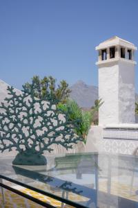 MARBELLA BANUS SUITES - Banús - Nueva Andalucía - Spacious 3BR - 2BA - Large Outdoor Terrace - Mountain Views - Pool - Covered Parking - Steps from Marbella Arena & La Sala - Ideal for Families