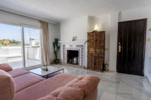 MARBELLA BANUS SUITES - Banús - Nueva Andalucía - Spacious 3BR - 2BA - Large Outdoor Terrace - Mountain Views - Pool - Covered Parking - Steps from Marbella Arena & La Sala - Ideal for Families