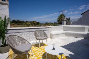 MARBELLA BANUS SUITES - Banús - Nueva Andalucía - Spacious 3BR - 2BA - Large Outdoor Terrace - Mountain Views - Pool - Covered Parking - Steps from Marbella Arena & La Sala - Ideal for Families