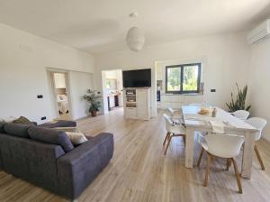Villa Miramare Peaceful Oasis with Garden, Pool and Sea View in Alghero