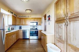 Warm welcoming condo with outdoor pool & clubhouse - short stroll to beach