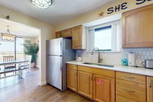 Warm welcoming condo with outdoor pool & clubhouse - short stroll to beach