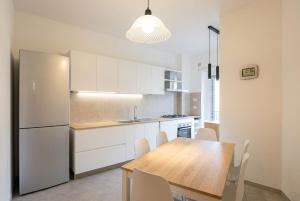 Spacious 2 Suite Home - AC WiFi & Metro 9 min