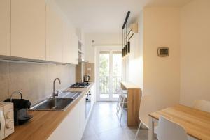 Spacious 2 Suite Home - AC WiFi & Metro 9 min