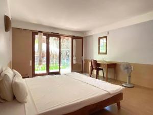 Riverside Retreat with Pool, 10 min to Old Town