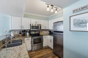 Gulf-front condo with balcony beach access pool & hot tub