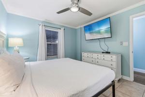 Gulf-front condo with balcony beach access pool & hot tub
