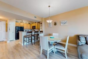 2nd Floor Beautiful coastal Condo Resort amenities Close to entertainment