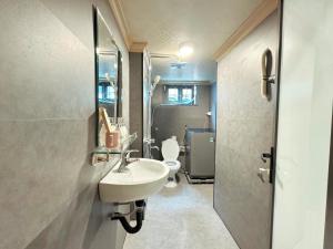 3 bedroom house - 4 beds - Hoan Kiem lake - Authentic local alley