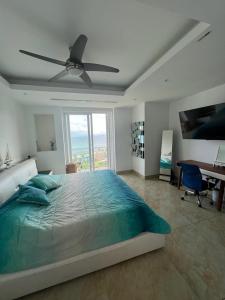 Beautiful Apartment Ocean views and beach access