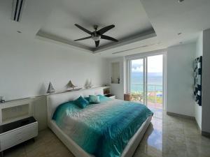 Beautiful Apartment Ocean views and beach access