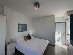 Modern Apartment with Sea View close to the Center