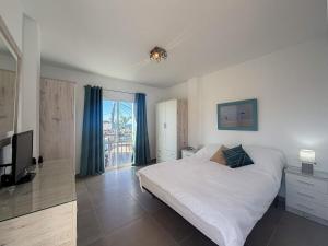 Modern Apartment with Sea View close to the Center