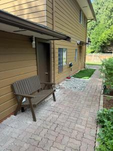 Cozy Room Ensuite Bath & Own Entrance Peaceful Stay