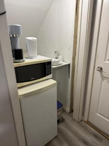 Cozy Room Ensuite Bath & Own Entrance Peaceful Stay