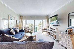 Snowbird-friendly condo with beach views private beach heated pool