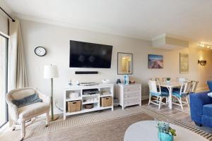 Snowbird-friendly condo with beach views private beach heated pool