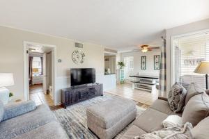 Coastal condo with pool hot tub tennis & golf access - dog-friendly